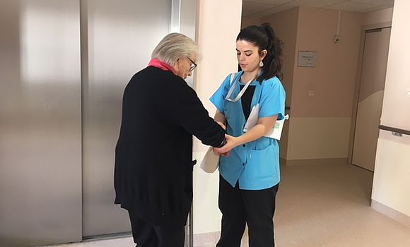 Echange entre une infirmière et une résidente Ecoute, sécurité, bien-être